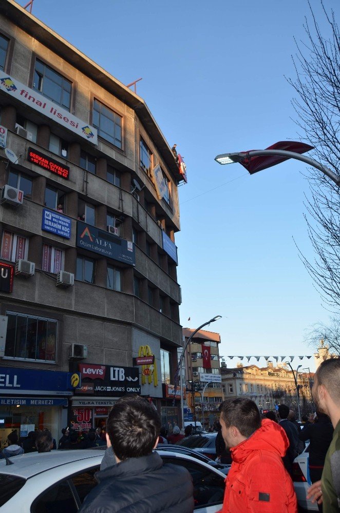 İntihar Etmek İçin Çatıya Çıkan Genci Vatandaşlar Kurtardı