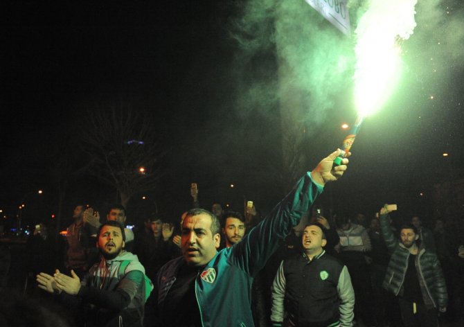 Bursaspor Taraftarları Futbolculara Saldırdı