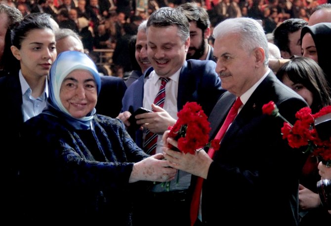 Salon Dışındaki Vatandaşlara Hitap Etti
