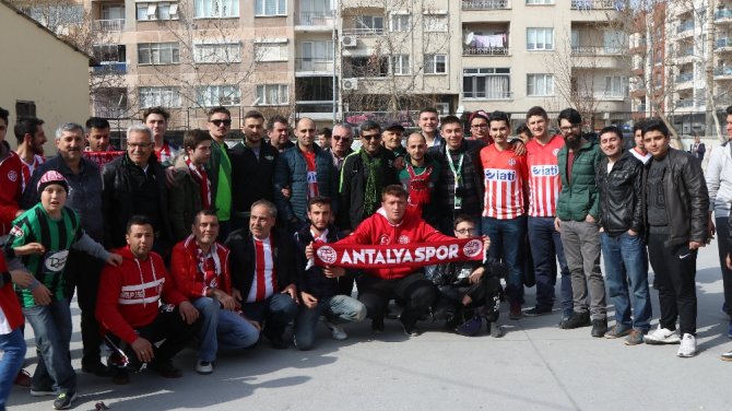 Akhisar İle Antalyaspor Taraftarlarından Örnek Davranış