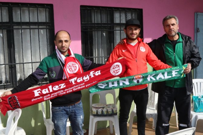 Akhisar İle Antalyaspor Taraftarlarından Örnek Davranış