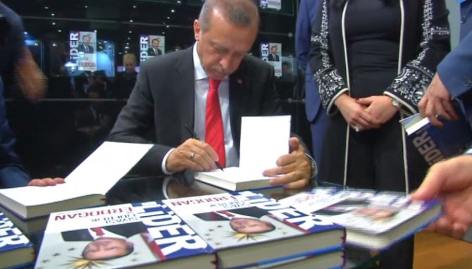 Erdoğan, Uluslararası Cnr Kitap Fuarı’nı Gezdi