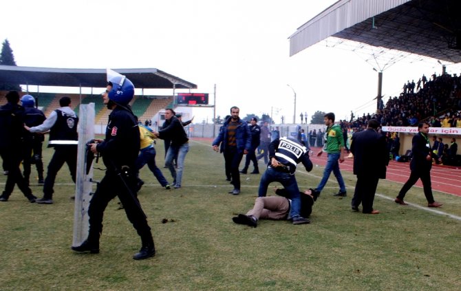 Kendi Kalecisine Kızan Taraftar Sahaya İndi