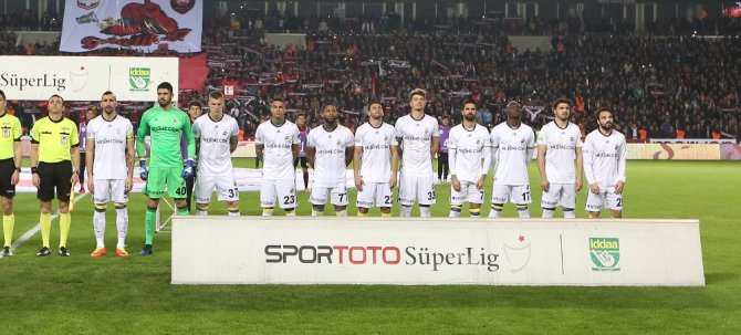 Fener Tribünlerinde İstifa Sesleri