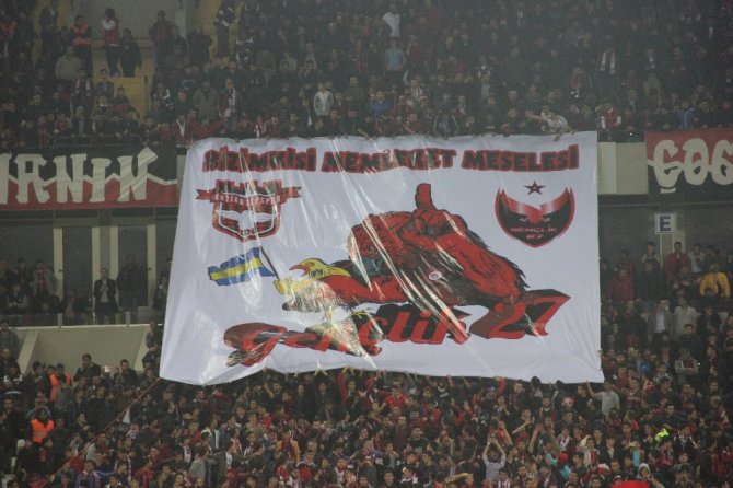 Fener Tribünlerinde İstifa Sesleri