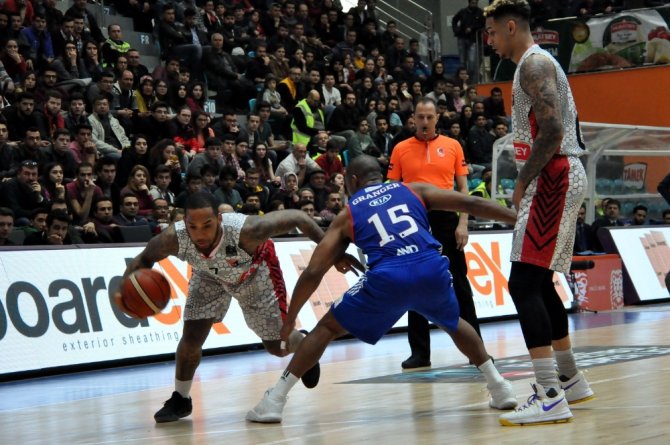 Anadolu Efes Deplasmandan Puanla Döndü