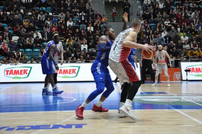 Anadolu Efes Deplasmandan Puanla Döndü