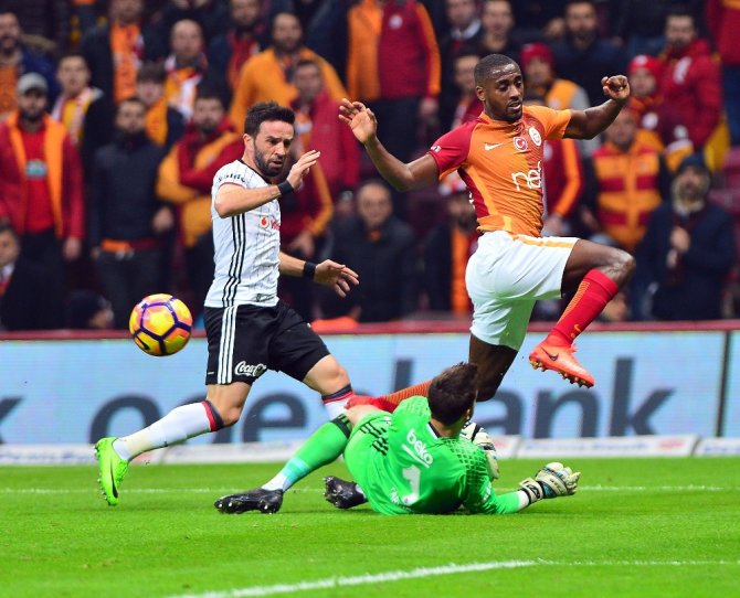 İlk Yarı Sessiz Bitti