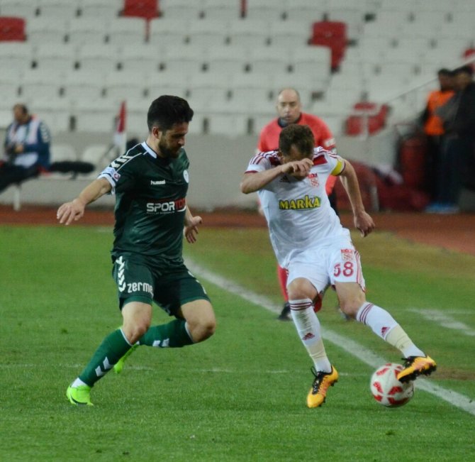 İlk Yarı Sessiz Bitti