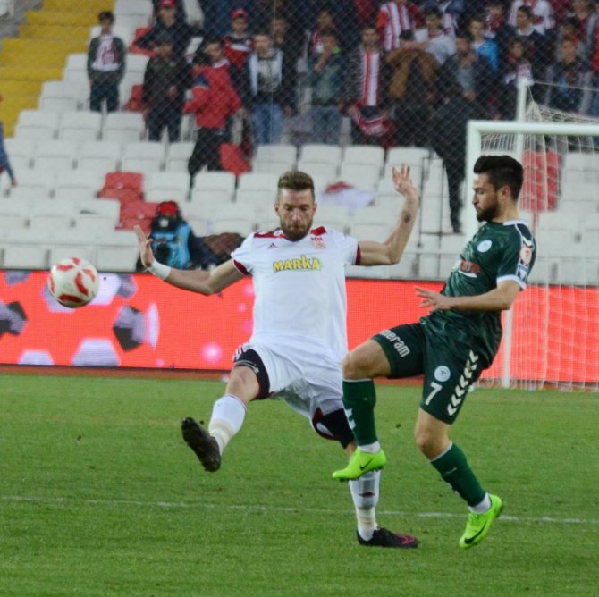 İlk Yarı Sessiz Bitti