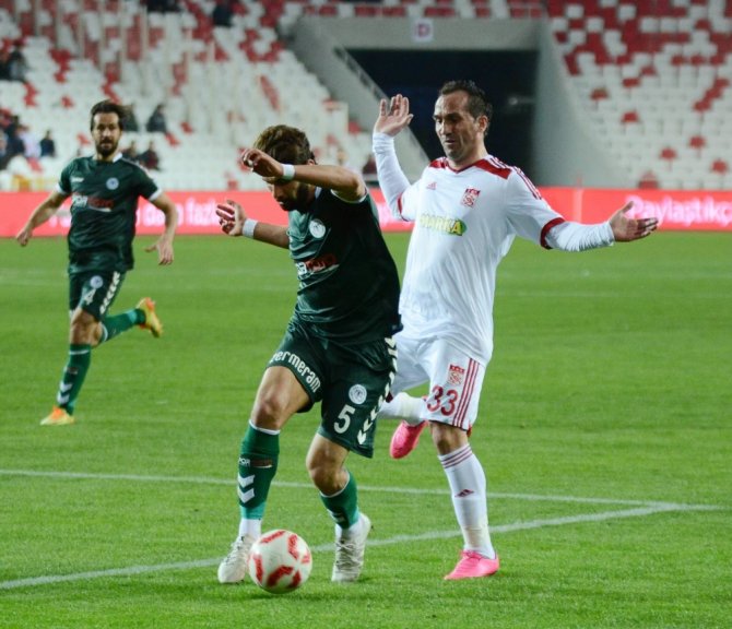İlk Yarı Sessiz Bitti