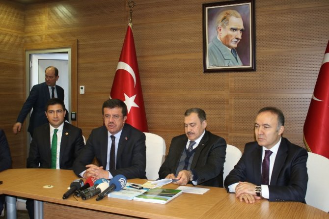 "Salon Olmazsa Yolda, Parkta, Kahvelerde..."