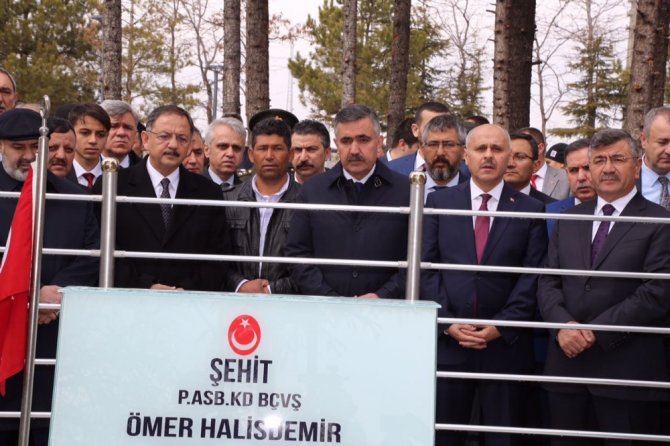 Bakan Ömer Halisdemir’in Kabrini Ziyaret Etti