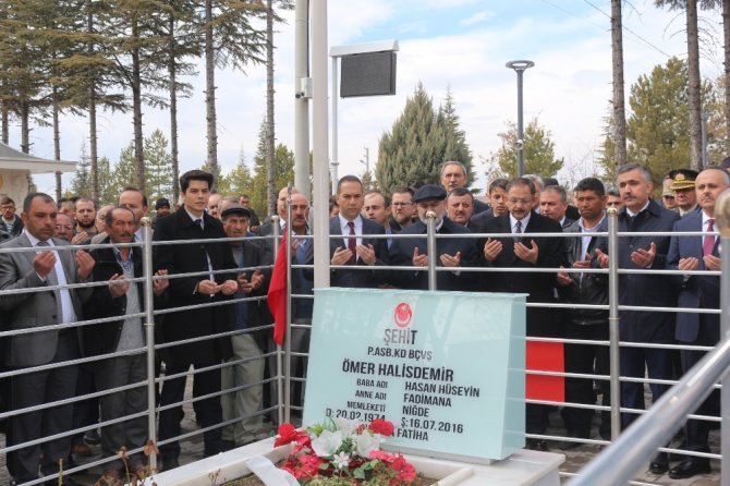 Bakan Ömer Halisdemir’in Kabrini Ziyaret Etti