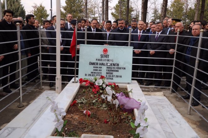 Bakan Ömer Halisdemir’in Kabrini Ziyaret Etti