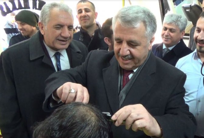 Bakan Arslan Eline Makas Aldı, Vatandaşın Saçını Kesti
