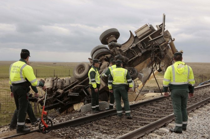 İspanya’da Yolcu Treni Kamyona Çarptı