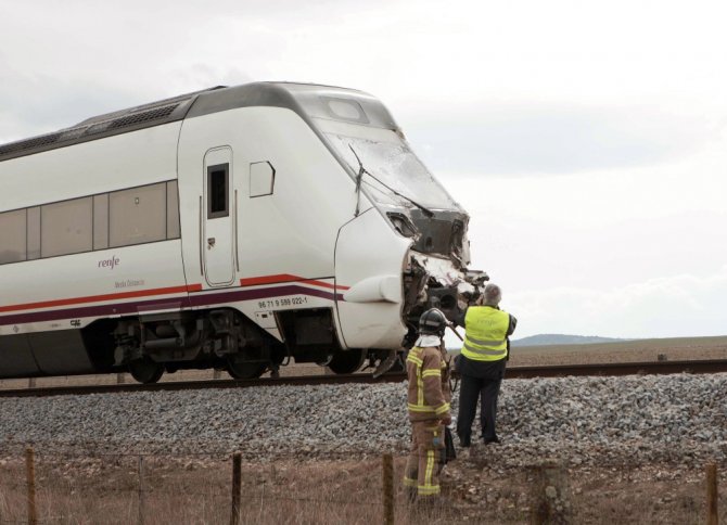 İspanya’da Yolcu Treni Kamyona Çarptı
