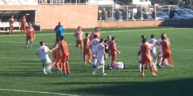 Futbolcular Tekme Yumruk Birbirine Girdi!