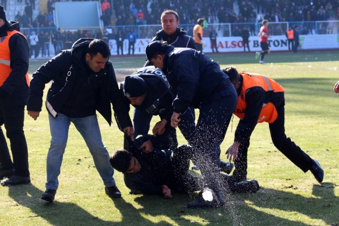 2. Lig Maçında Saha Karıştı
