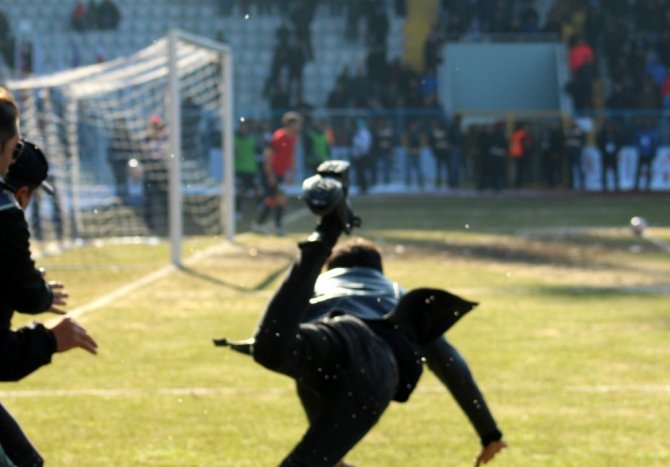 2. Lig Maçında Saha Karıştı