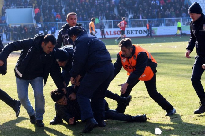 2. Lig Maçında Saha Karıştı