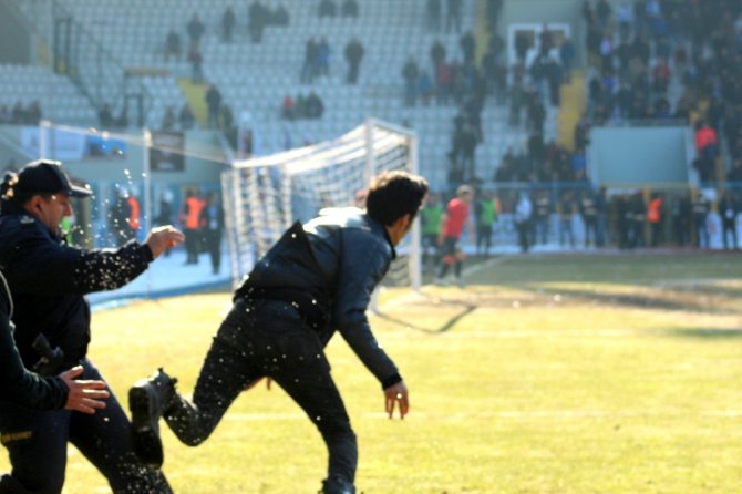 2. Lig Maçında Saha Karıştı