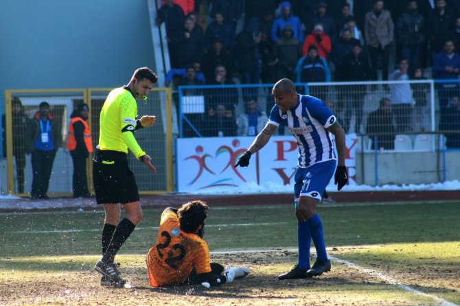 2. Lig Maçında Saha Karıştı