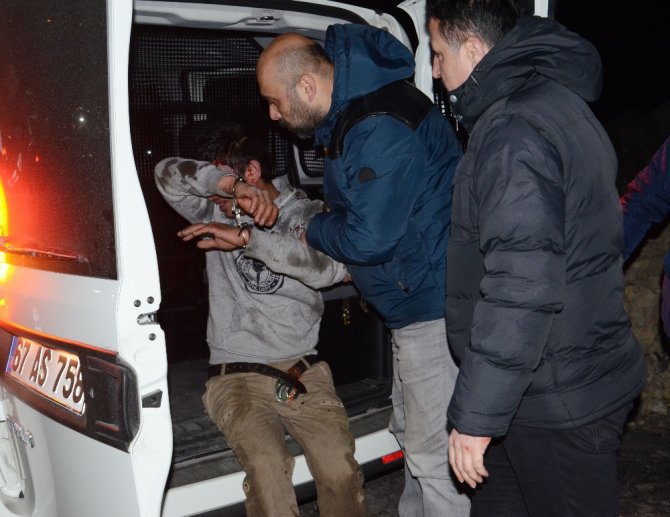 Polis Aracını Önce Taşladı Ardından Kafa Atarak Camını Kırdı