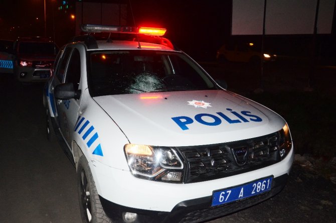 Polis Aracını Önce Taşladı Ardından Kafa Atarak Camını Kırdı