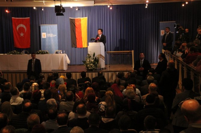 Almanya’daki Türkler Bakan Zeybekci’yi Yalnız Bırakmadı