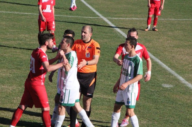 3 Kırmızı Kartın Çıktığı Maçın Sonunda Olaylar