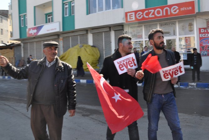 Bakan Arslan Evetlerle Karşılandı