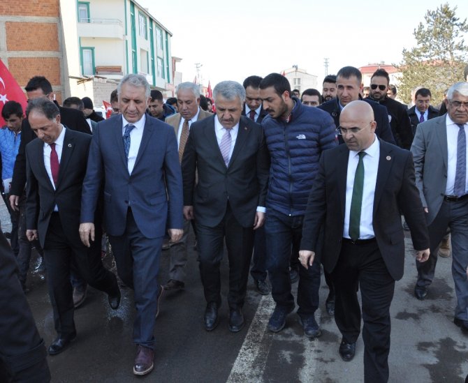 Bakan Arslan Evetlerle Karşılandı