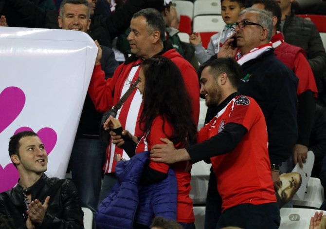 Tribünde Evlenme Teklifi