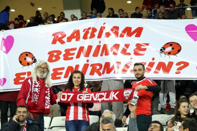 Tribünde Evlenme Teklifi