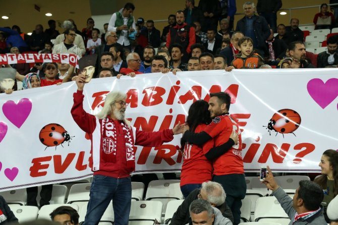 Tribünde Evlenme Teklifi