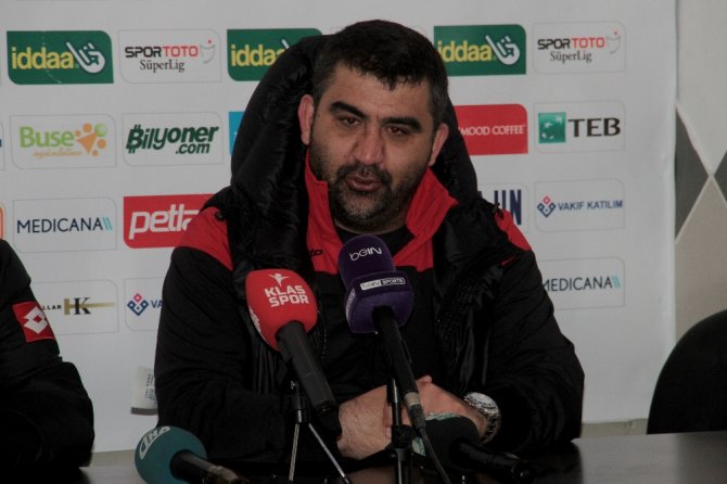 Ümit Özat Oyuncularının Performansından Memnun
