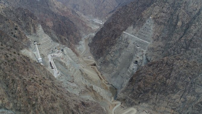 Yusufeli Barajı’nın Gövdesinde Kullanılacak Betonla 150 Metrekare 35 Bin Daire Yapılabiliyor
