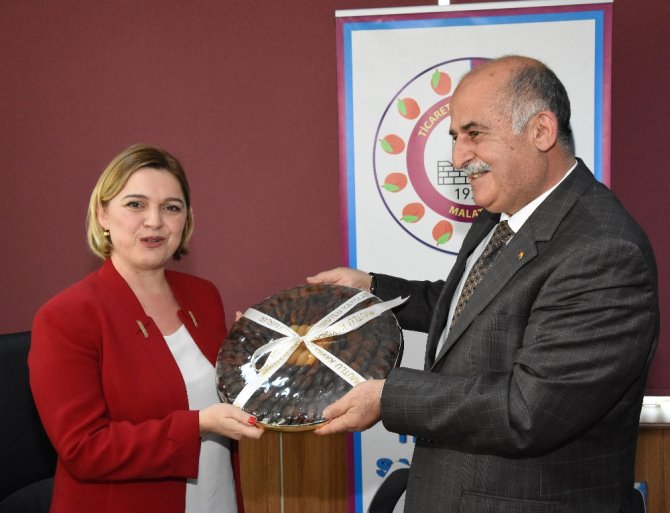 "Maalesef Siyasette Kadın Yok"