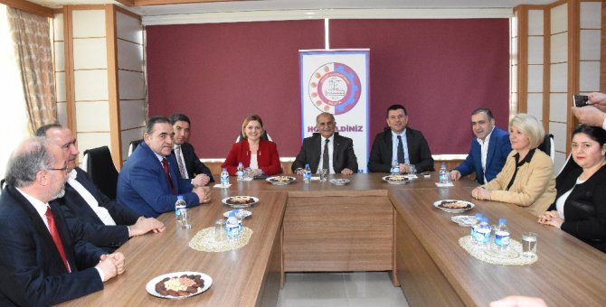 "Maalesef Siyasette Kadın Yok"