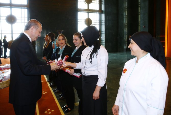 Erdoğan Külliyede Görevli Kadınlara Çiçek Verdi