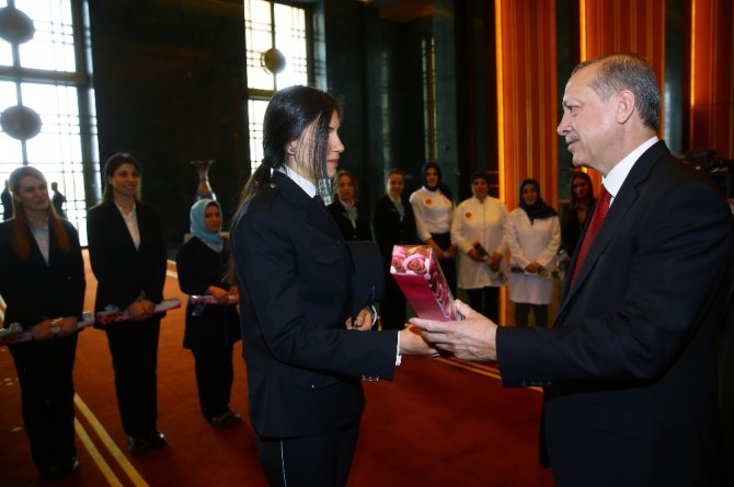 Erdoğan Külliyede Görevli Kadınlara Çiçek Verdi