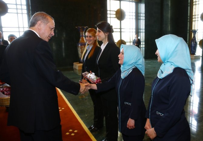 Erdoğan Külliyede Görevli Kadınlara Çiçek Verdi