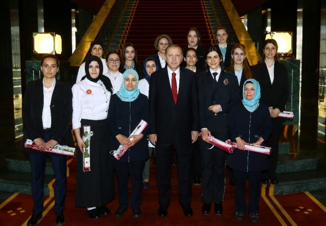 Erdoğan Külliyede Görevli Kadınlara Çiçek Verdi