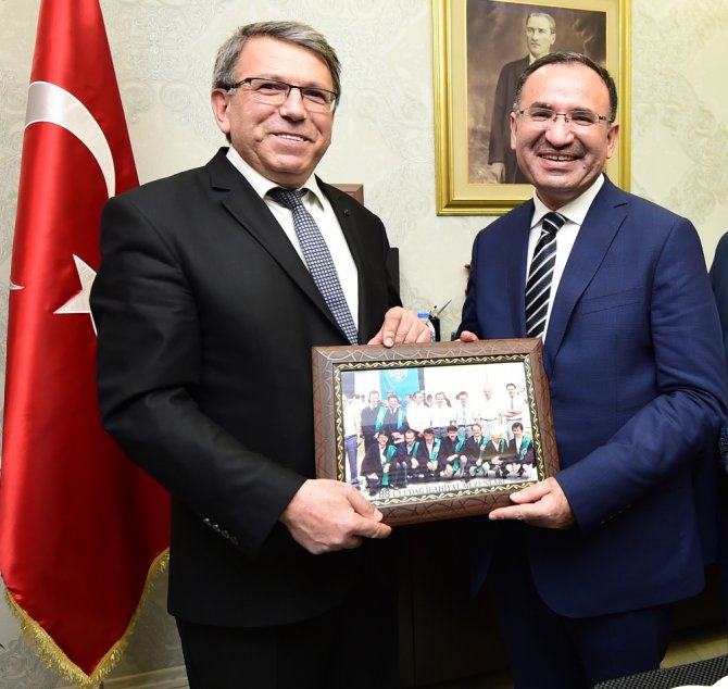 Bakan Bozdağ’a Sınıf Arkadaşından Sürpriz Hediye