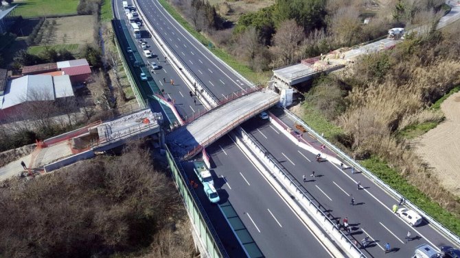 İtalya’da Otoban Köprü Çöktü: 2 Ölü