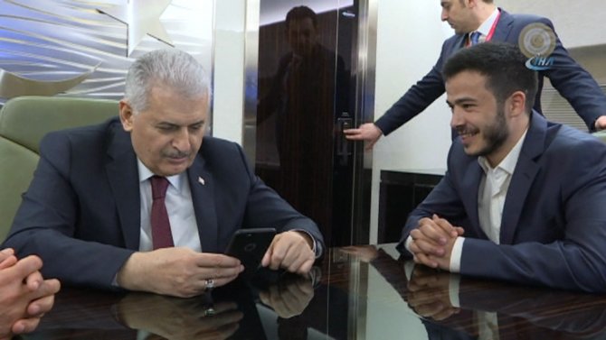 Başbakan Uçakta Kız İstedi