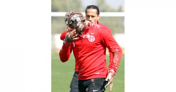 Eto’o’yu Kızdıran Doğum Günü Kutlaması