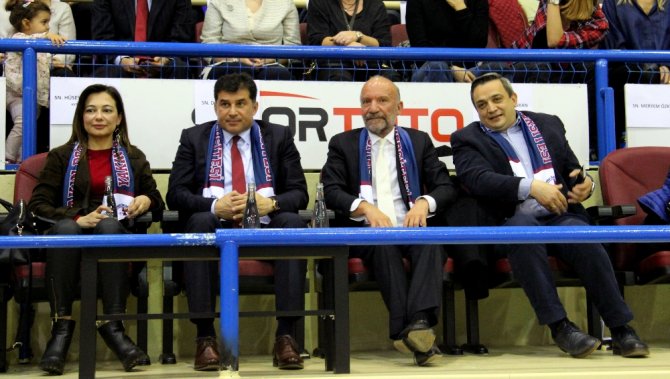 Yakın Doğu Üniversitesi Fransız Ekibi Yendi